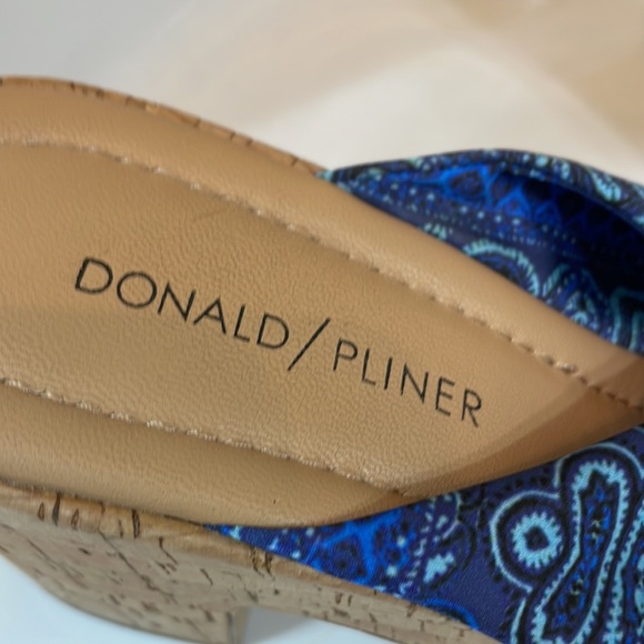 Donald J PLiner Blue bandana print wedges . EUC SZ 8 - Picture 6 of 6